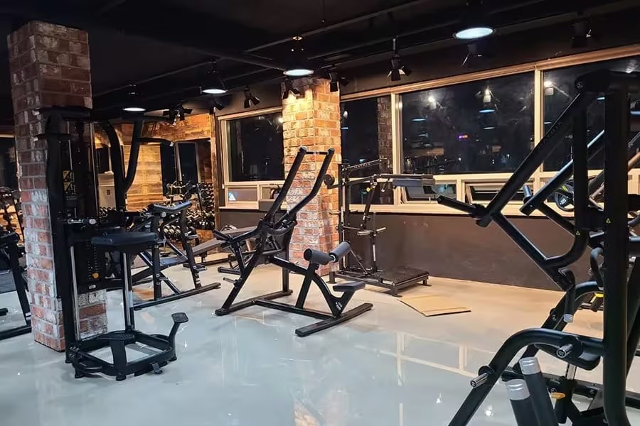 Gimnasio en Barcelona con racks y peso libre: old school y fuerza frente a salas solo estéticas