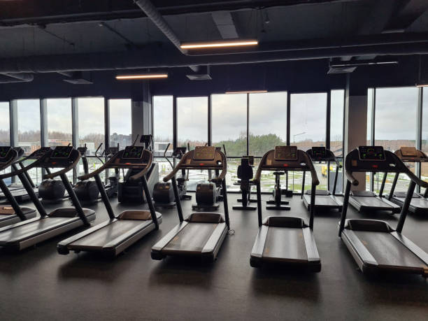 Gimnasio 24h en Madrid de madrugada: sala de musculación vacía, limpieza y qué revisar antes de apuntarse
